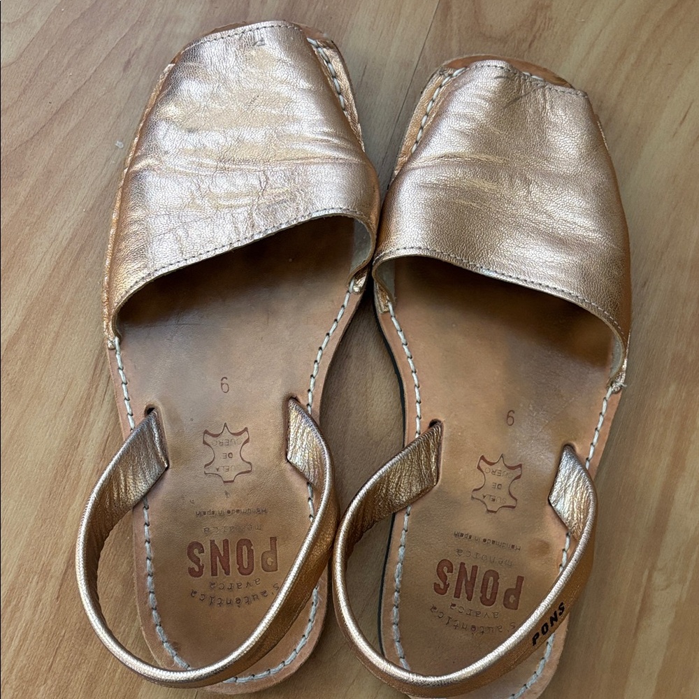 Pons Women's Rose Gold Metallic Leather Sandals